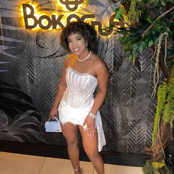 Elegant White Lace Strapless Dress - Picture 1 of 4